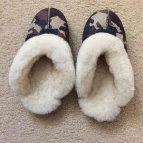 Indoor fuzzy slippers