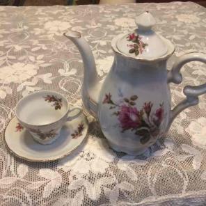 Beautiful VTG Rose teapot/teacup set
