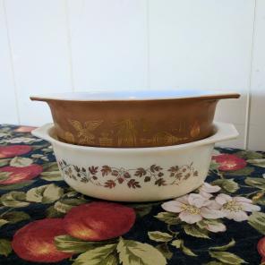 Pyrex 043 1.5 Quart Gold Leaf Casseroles