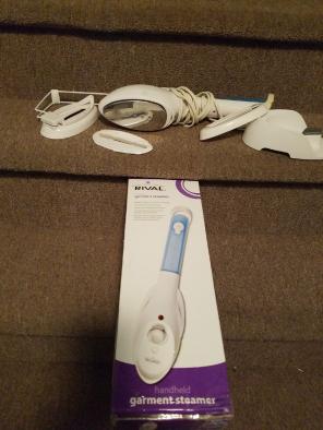 Handheld clothing steamer