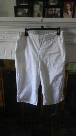 NWOT Just My Size White Capris 1X