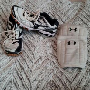 Volleyball shoes and knee pads bundle
