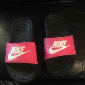 Girls Nike sliders size 2