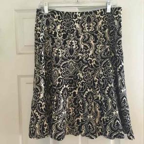 Size 8P Ann Taylor Black White Skirt