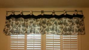 Toile valence w/matching full size skirt