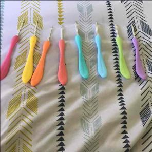 8 CROCHET HOOKS