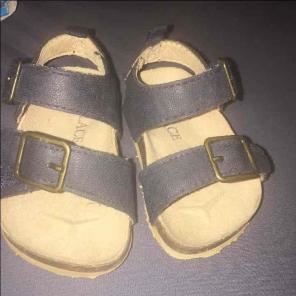 The children places sandals