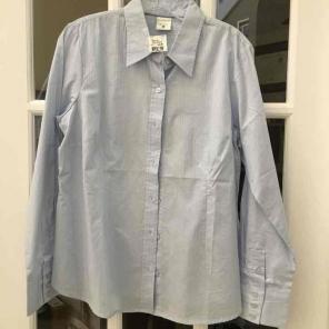 NWT Maternity Button Down Shirt (Sz L)