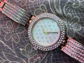 **Women's Classy Diamond & GOLD Watch!**