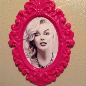 Marilyn Monroe pinup in cameo frame