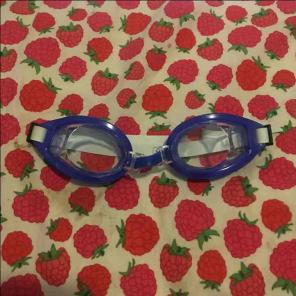 Swimming goggles
