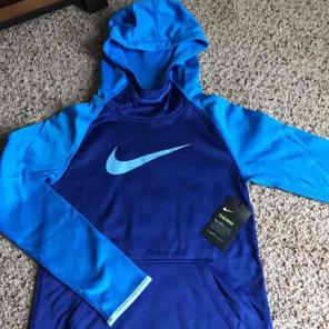 NWT Nike therma fit girls hoodie size M