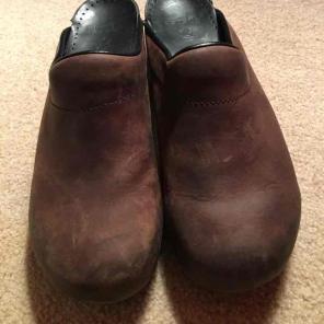 Dansko Brown Suede Clogs. Sz 45