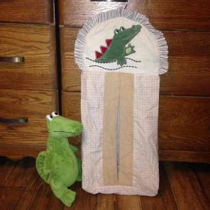 Hanging diaper holder alligator included