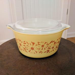Pyrex 1qt Casserole Daisy Silhouette 473