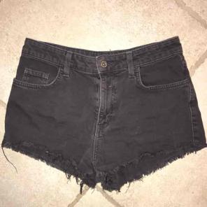 HIGH WAISTED GREY SHORTS