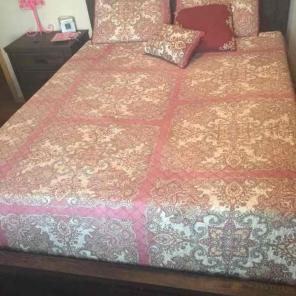Quee size reversible quilt set