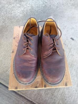Size 8 mens leather sketchers like docs