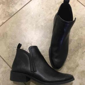 Like new black ankle booties boots