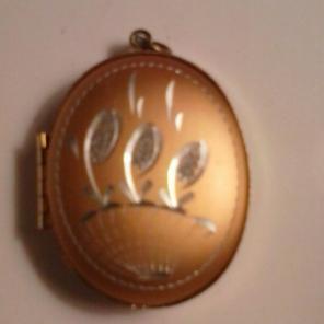 FREE SHP LARGE ETCHED DESIGN LOCKET