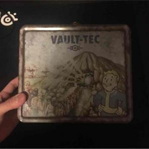 Fallout VAULT TEC tin tote -Collectible