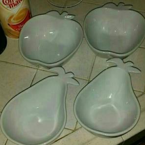 Set of 4 white bowls and pear style