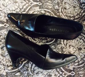 Apostrophe Beautiful Low Heels