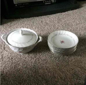 Soup vase and 9 soup plates