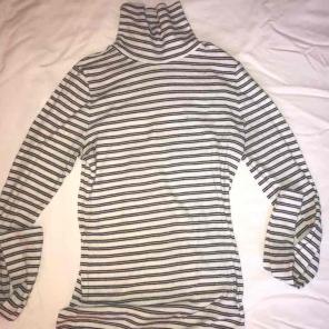 Hollister B&W fitted turtleneck shirt