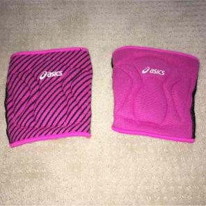 Reversible pink kneepads
