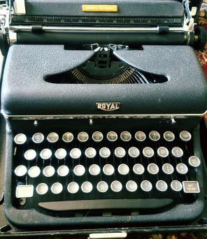 Royal Queit De Lux Typewriter
