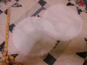 Gorgeous vintage doily set of 2