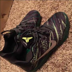 Boys kobes size 6.5 perfect condition.