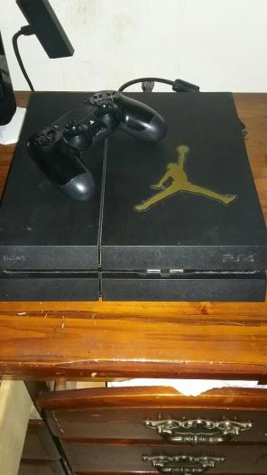 SONY PS4 WITH CONTROLLER & GAMES