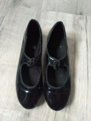 Girls size 2 tap shoes
