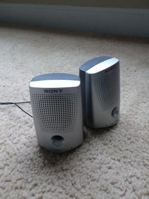 Very loud speaker and tangle free cords