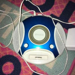 Speaker fits older iPods or iPhone 4