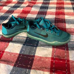 Kobe sneaker, kids, by Nike