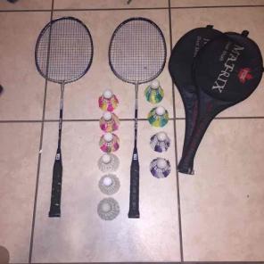 BADMINTON RACKETS WITH BIRDIES