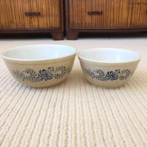 Homestead Pyrex 1.5 And 2.5 Quart Bowls