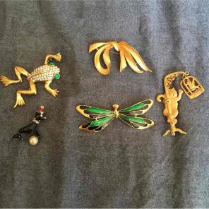5 Gold Brooches