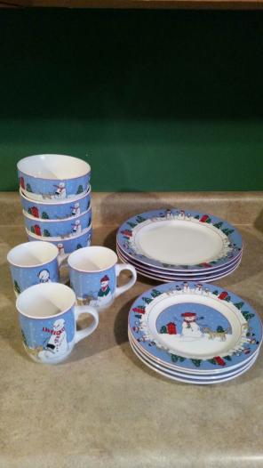 15 Piece Christmas Dish Set