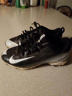 Youth boys baseball cleats size 5.5Wide