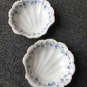 Vintage 2 Royal ALBERT Bone China Plates