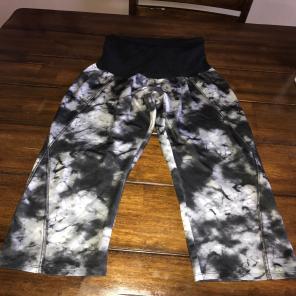 Motherhood Capri Leggings Size Large