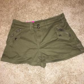 OLIVE GREEN HIGH WAISTED SHORTS