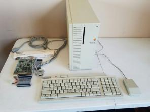 Macintosh quadra 700 with accessories