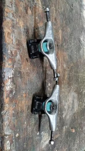 Vector skateboard trucks