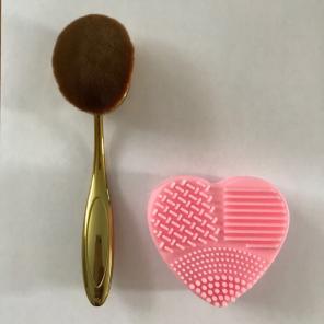 Gold Oval Foundation Brush & Cleaner