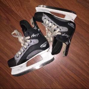 Youth hockey skates